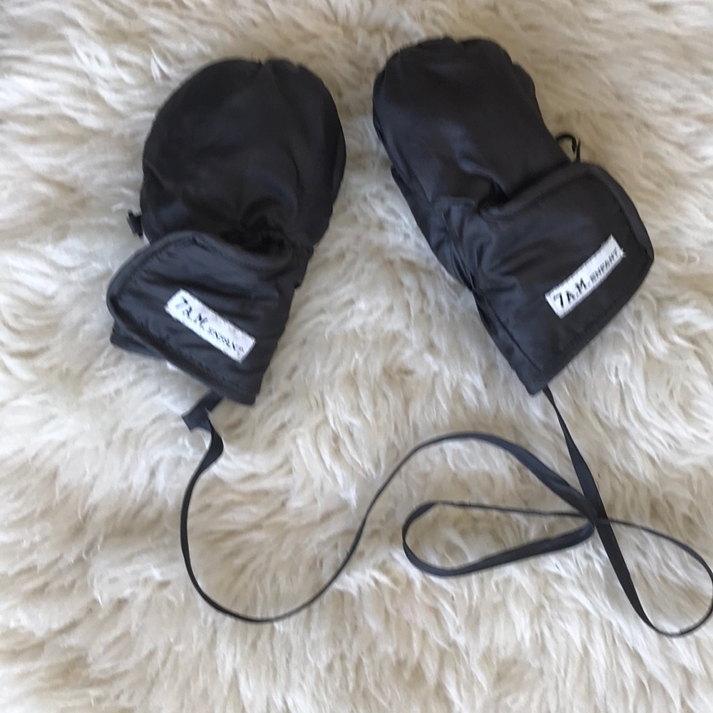 7 A.M. mittens on string